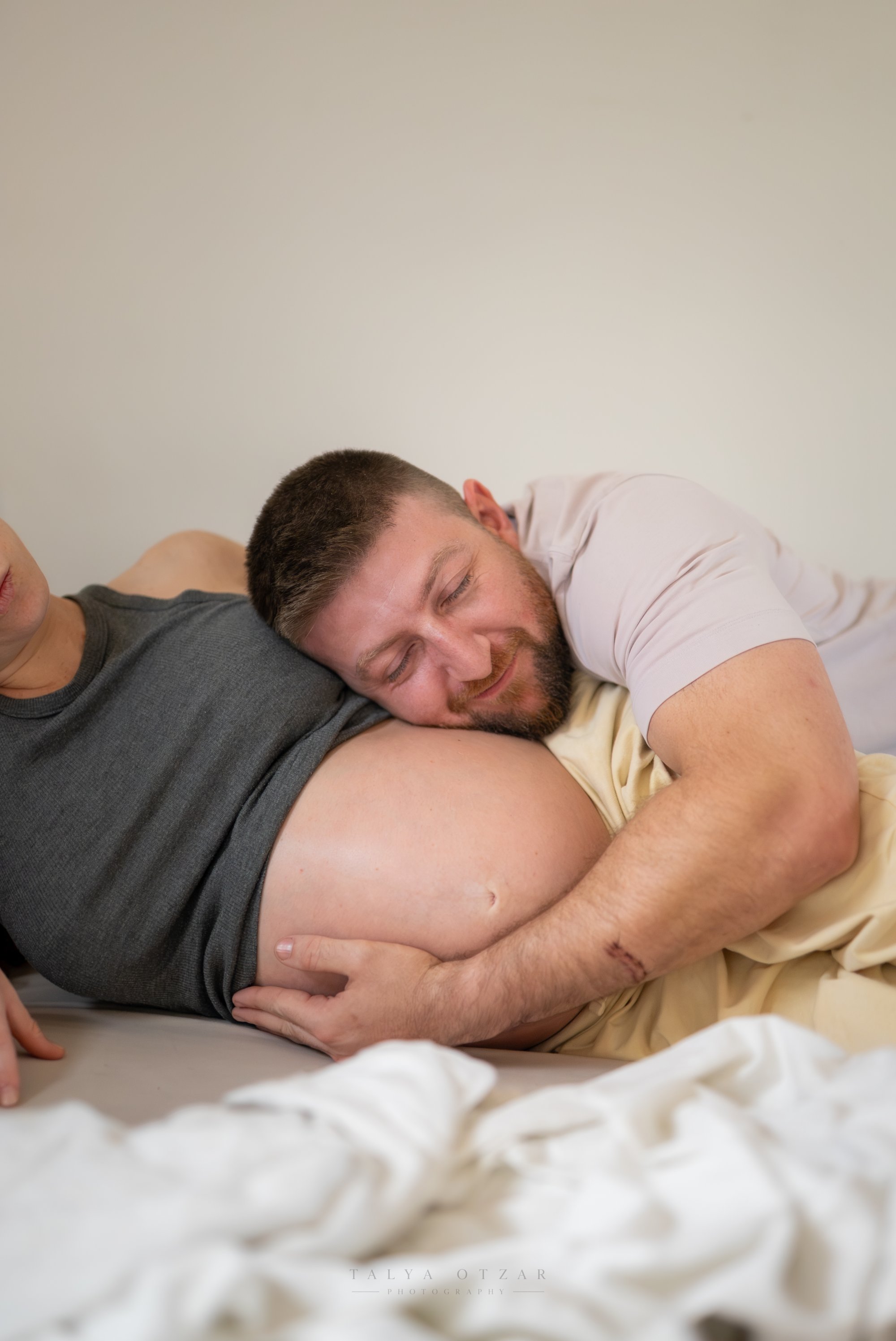 לוטם מניח את ראשו על הבטן של סיגי